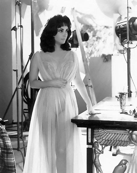 エリザベス・テイラー （ Dame Elizabeth Rosemond Taylor, DBE 、 1932年 2月27日 - 2011年 3月23日 [1] ）は、 イギリス 出身の 女優 。. 少女時代から メトロ・ゴールドウィン・メイヤー (MGM) で子役として映画出演しており、成人後には「ハリウッド黄金時代」 ( en:Hollywood's ...